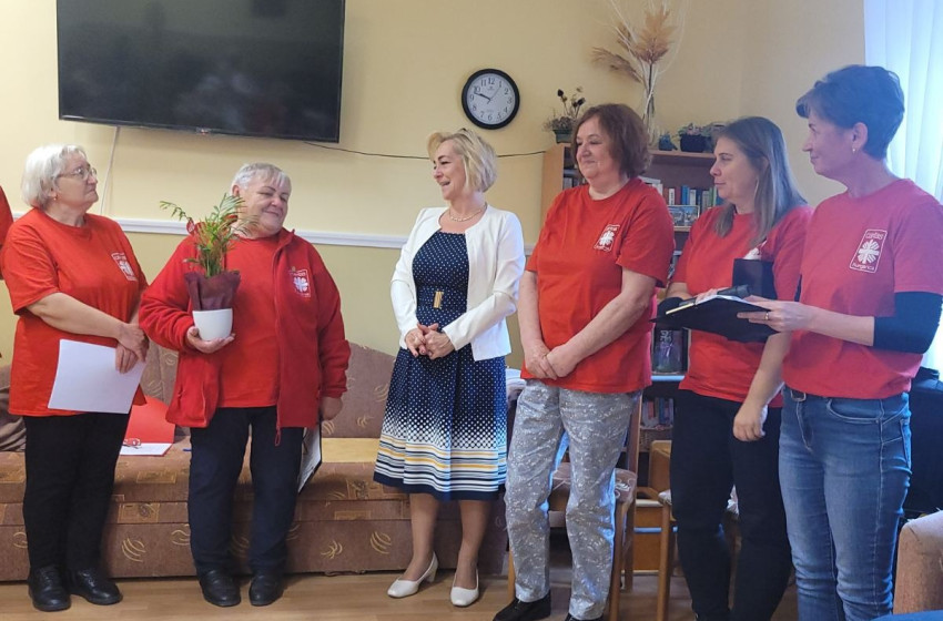 A Csornai Jézus Szíve Karitász csoport az idősek napközi otthonában vendégeskedett