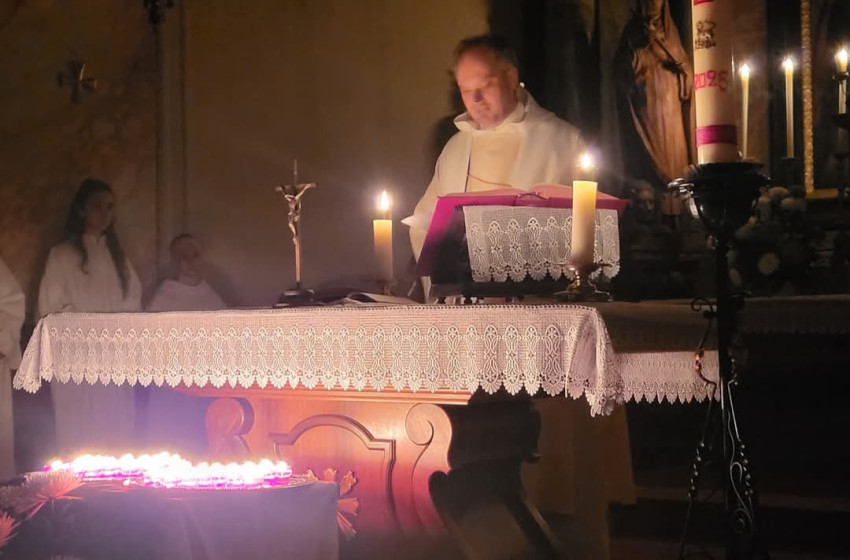 Megemlékezés az elhunytakról Mindenszentek estéjén