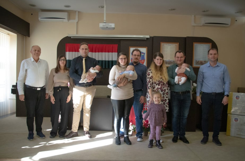 Babamama csomagokat adtak át Kapuváron
