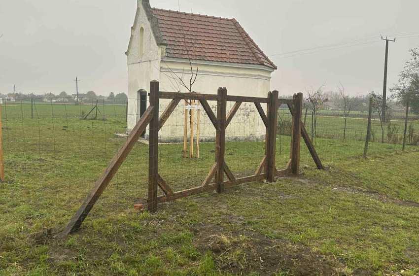 Új kapu a Lénárd kápolnához Szanyban