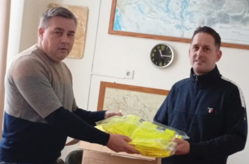 Fényvisszaverő mellényekkel támogatja az iskolát Kovács Gábor önkormányzati képviselő