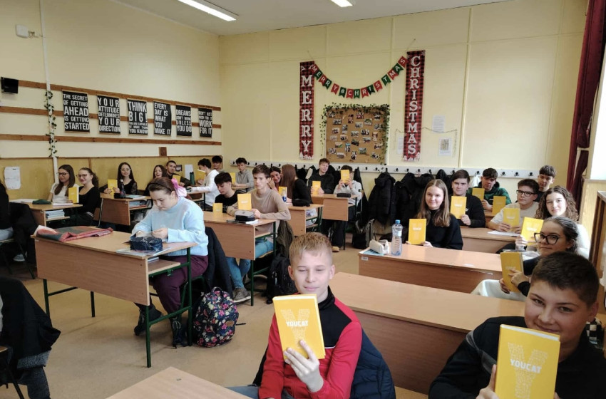 YOUCAT-könyvet kaptak a Páli Szent Vince Iskolaközpont kilencedikes diákjai – készülnek a bérmálkozásra