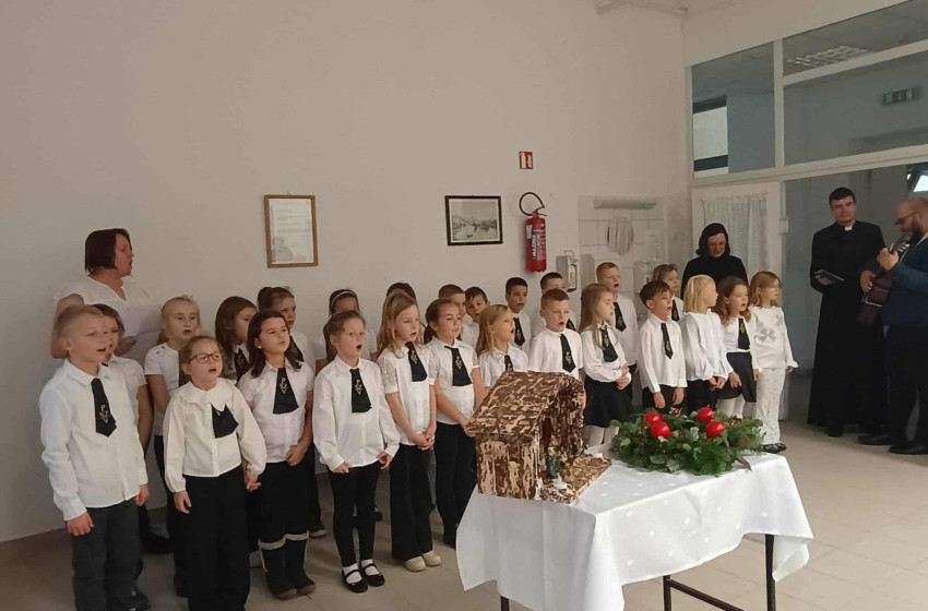 Adventi műsorral kedveskedtek a katolikus iskola elsősei a Dr. Lumniczer Sándor Kórházban