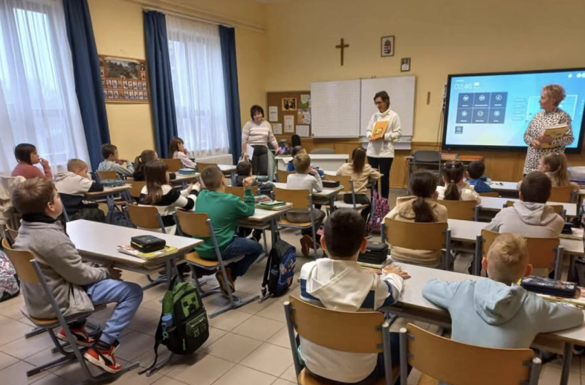 Ajándékkönyvet kaptak a szentségek felvételére készülő diákok Csornán