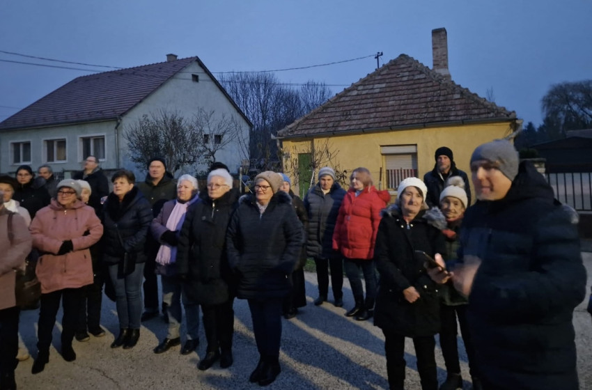 Meggyújtották az első adventi gyertyát Szilsárkányban – közös énekléssel és kézműveskedéssel készült a közösség