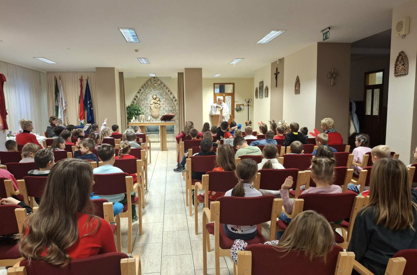 Szent Miklós-napi szentmise az első évfolyammal