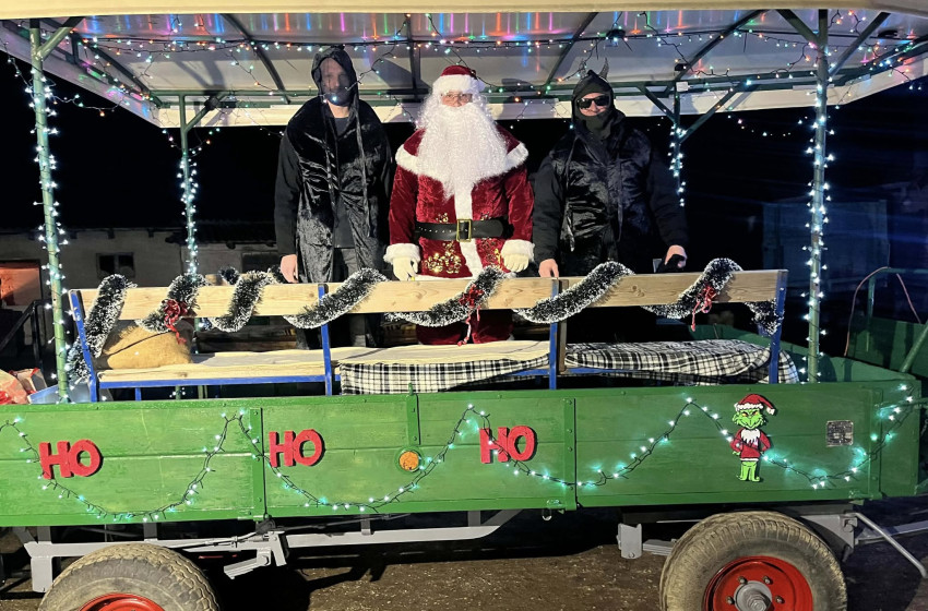 Barbacsra érkezett a Mikulás – idén fénytraktorral!