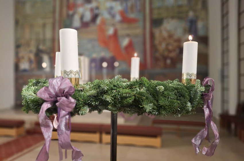 A remény lángja fellobbant – advent második gyertyája a templomban