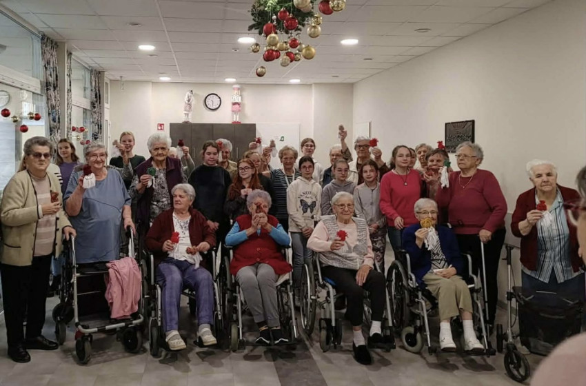 Kézműves délelőttel lepték meg az időseket a II. Rákóczi Ferenc Iskola diákjai Csornán