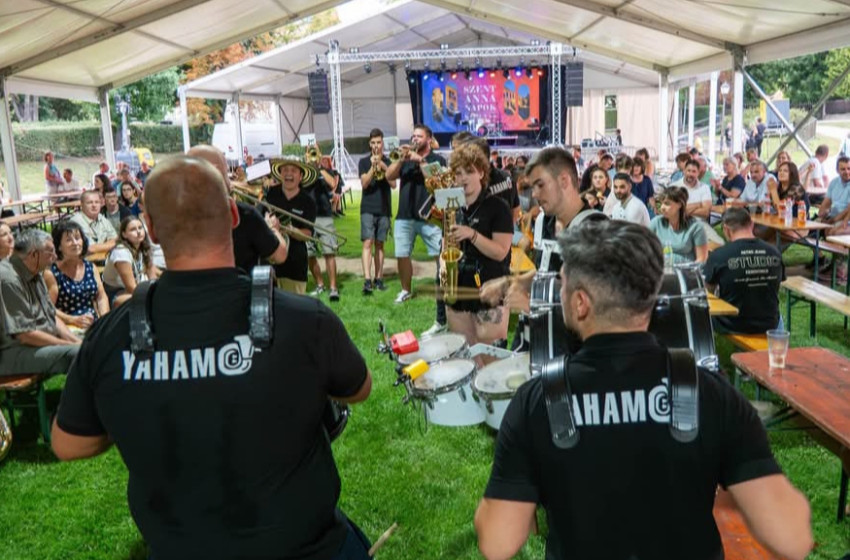 Július a Rábaköz.hu-n: Szent Anna-napok, fröccsnapok, Koltay Gergely és Szarka Tamás-interjú