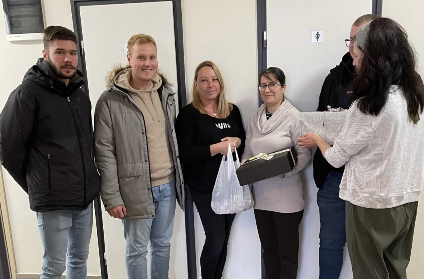 Cipősdoboznyi szeretet: adományokat adott át a Csukás Zoltán Mezőgazdasági Technikum