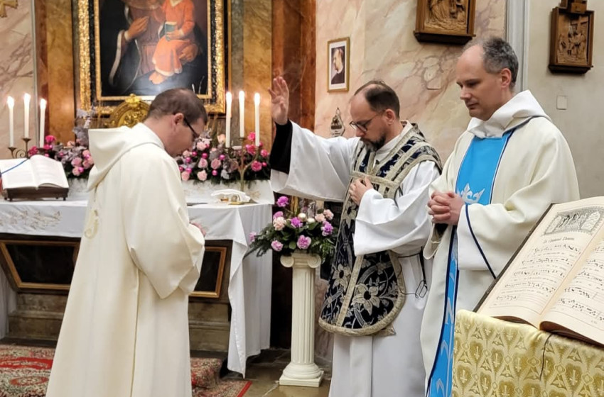 Ünnepélyes elsőszombati szentmise a Rábaközi Boldogasszony kegyképe előtt