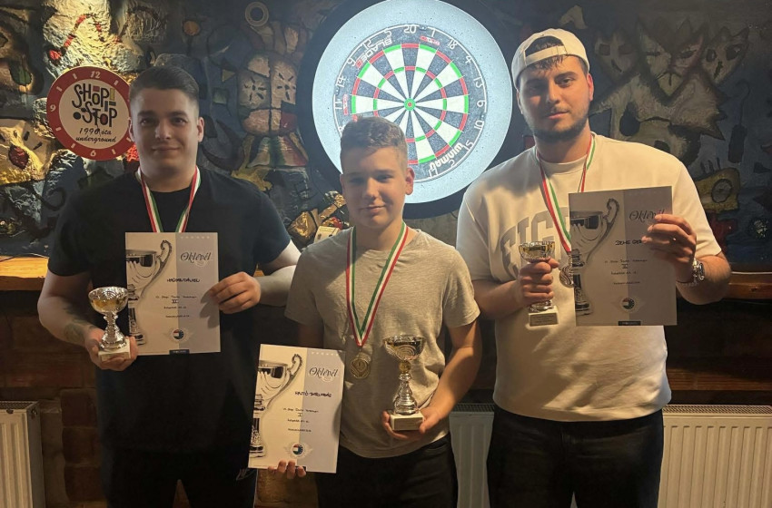 Szoros meccsek és remek hangulat a kapuvári dartsversenyen a Shop-Stopban