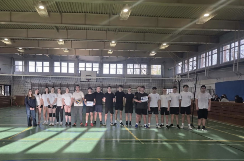 Lelkes diákok és remek hangulat a röplabda bajnokságon – sportnap a kapuvári katolikus iskolában