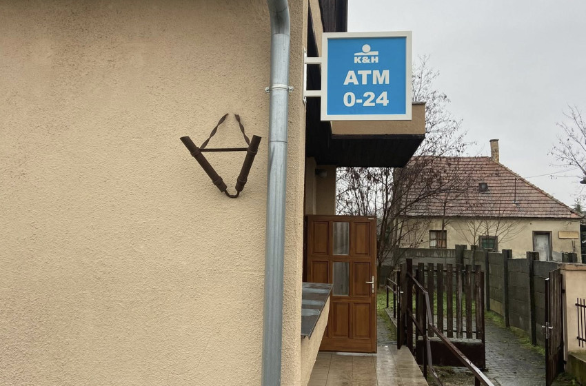Ideiglenes ATM üzemel a posta épületében Gyarmaton