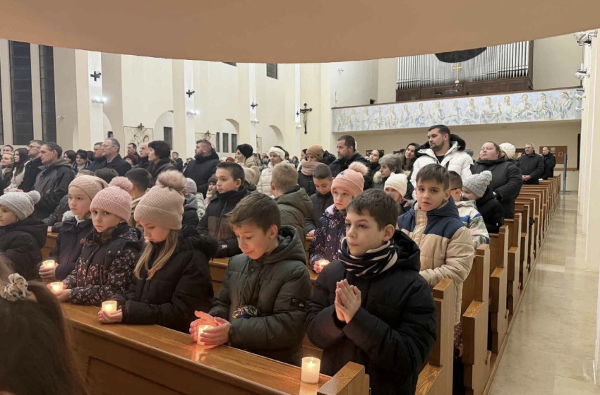 Gyertyaszentelőn mutatták be az elsőáldozásra készülő diákokat – ünnepi szentmise Csornán