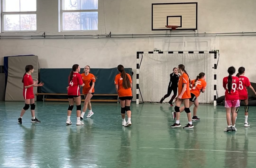 Büszkén küzdöttek Bősárkányban – Megyei elődöntőn szerepeltek a Széchenyi Iskola  lány kézilabdázói 