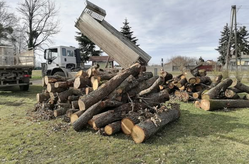 Újabb szociális tűzifa érkezett Dénesfára