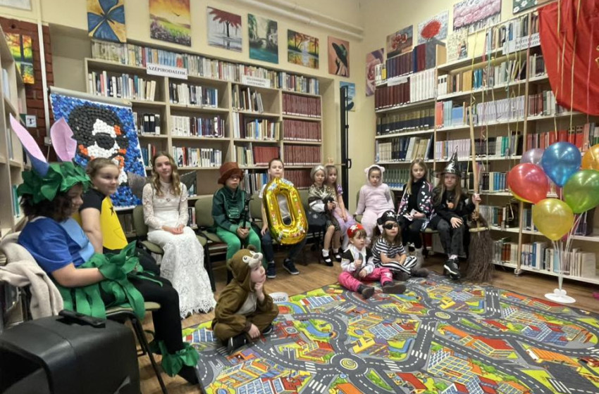 Jelmezes versmondó verseny varázsolt irodalmi hangulatot a könyvtárba