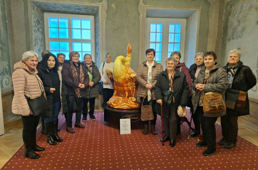 A Herendi porcelán világában jártak a Győrsövényházi Nyugdíjasklub tagjai