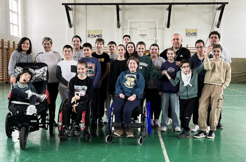 Érzékenyítő program a Magyar Parasport Napján a Rábatamási Móra Ferenc Általános Iskolában