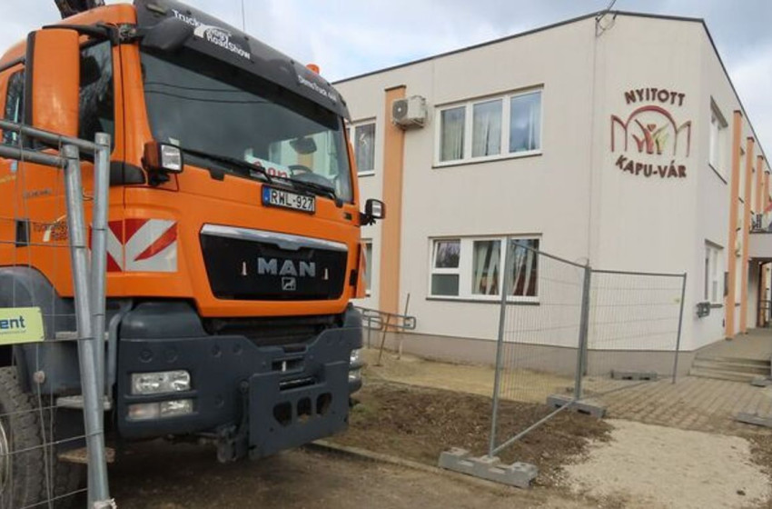 Közel 250 millió forintos fejlesztés indul Kapuváron – Megújul a Nyitott KAPU-VÁR Térségi Szociális Szolgáltató Központ
