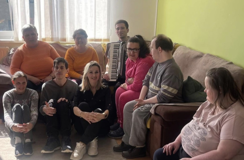 Harmonikaművész látogatott a kapuvári szociális központba