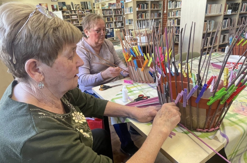 Húsvéti készülődés Rábapatonán – tojáskosarak készültek a nyugdíjas klubban