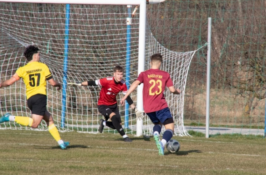 Emberhátrányban egy büntetővel búcsúztatta a Rábatamásit a Nagycenk