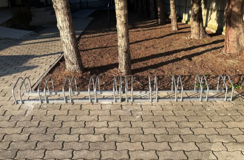 Új kerékpártartók az óvoda előtt Veszkényben