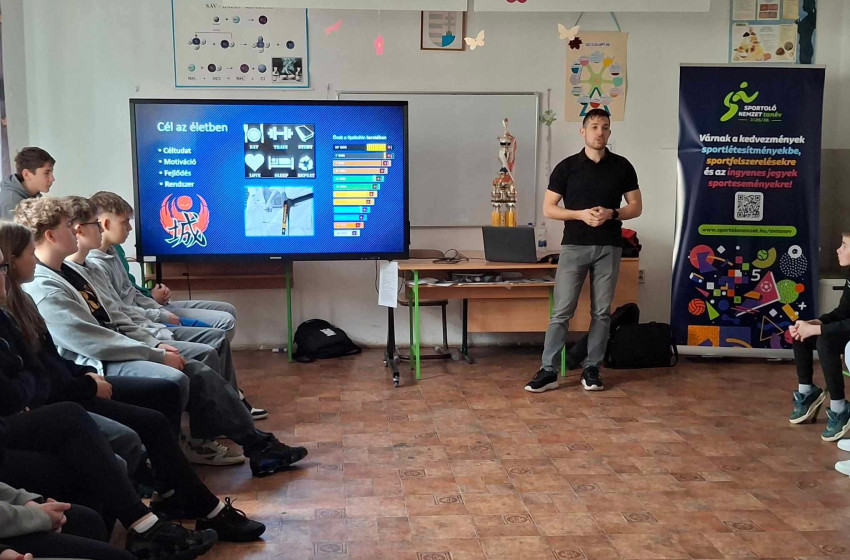 Világbajnoki bronzérmes karatéka látogatott a Rábatamási Móra Ferenc Általános Iskolába