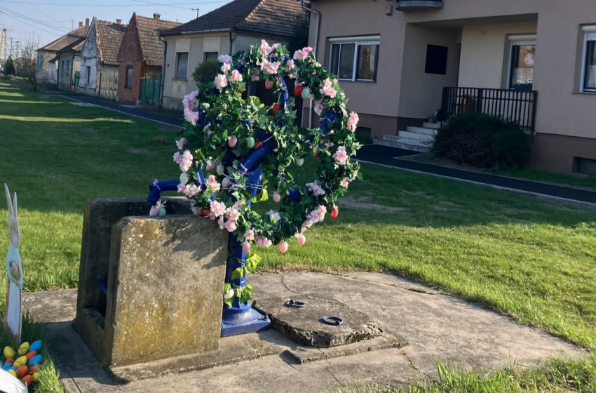 Húsvéti díszbe öltözött a Göltl-keresztnél lévő kút