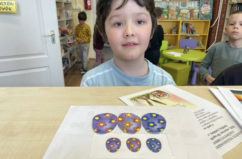 Tojásvadászat, olvasás és fontos üzenet a szülők felé a könyvtárban