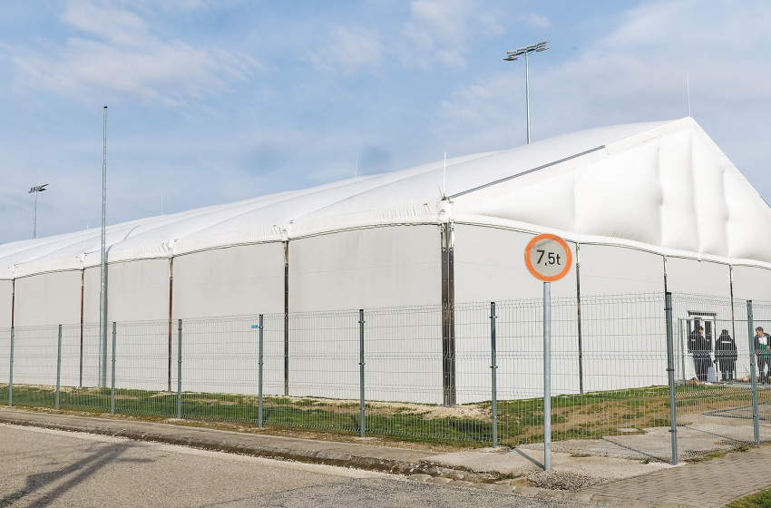 Elkészült a Csornai SE műfüves pályájának fedése