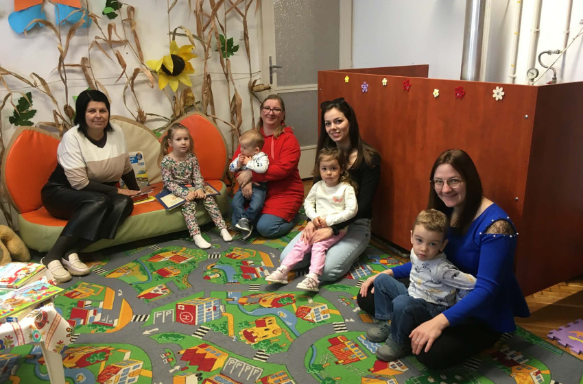 Családias hangulatban telt a Mesekuckó foglalkozás a Városi Könyvtárban