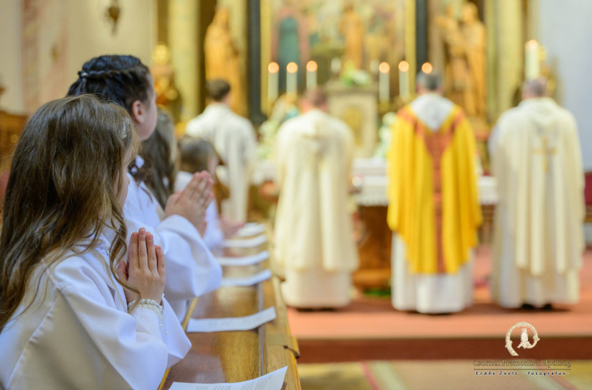 Meghitt ünnep a Csornai Premontrei Apátság templomában – elsőáldozás Fehérvasárnapon 