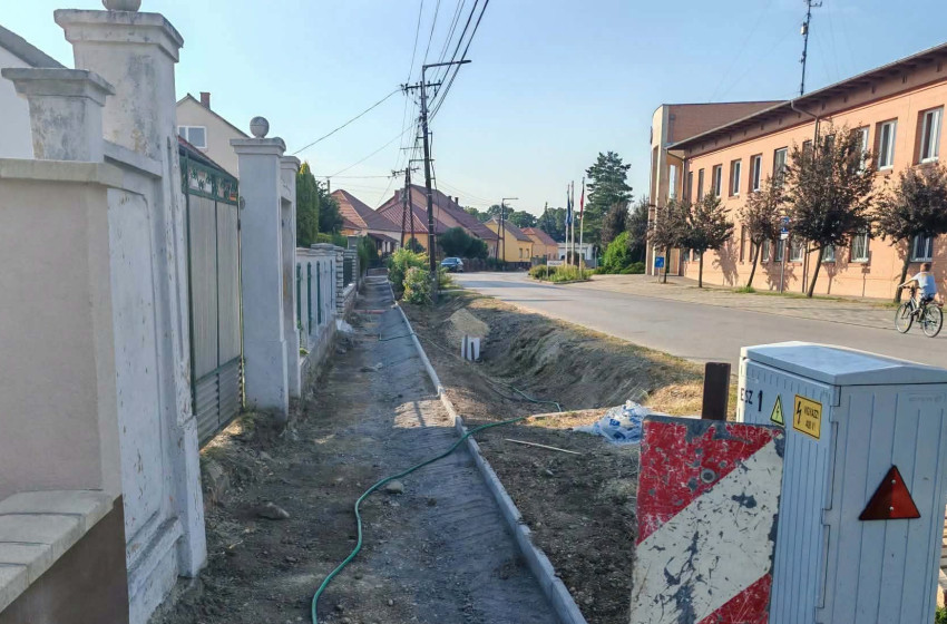 Teljesen megújul a Győri út és a Sport utca közötti járdaszakasz