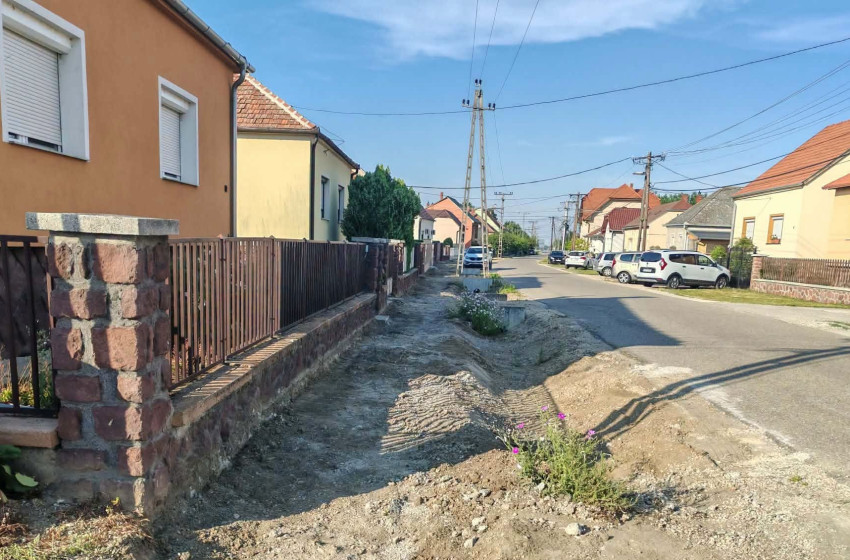 Régóta használt és elhasználódott járdaszakaszt újítanak meg Kapuváron