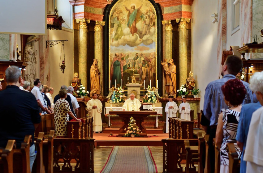 Aranymise az apátsági templomban