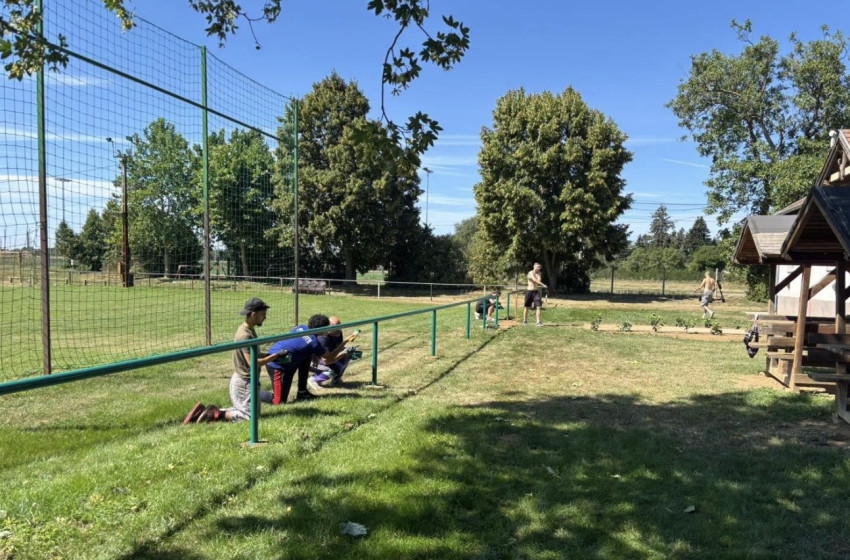 Önkéntes összefogással szépült meg a beledi futballpálya környezete