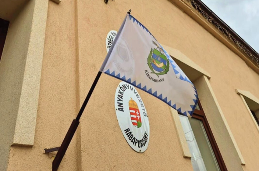 Új zászlótartók kerültek a rábapordányi hivatal épületére