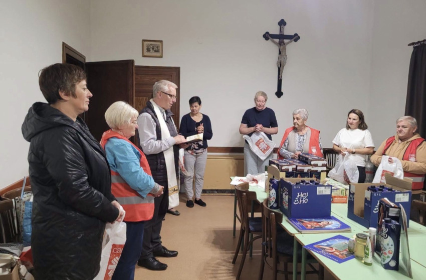 Szeretetcsomagokkal és személyes látogatással lepték meg az egyedül élő időseket Csornán