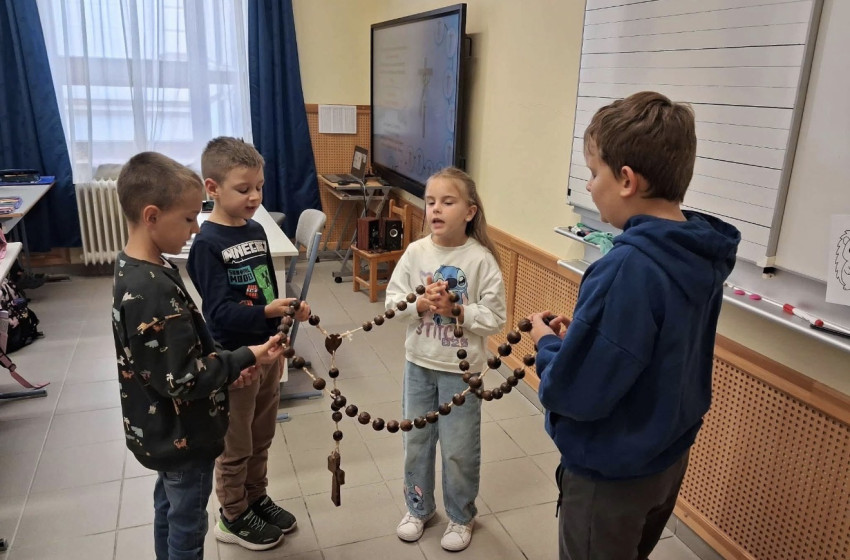 Egymillió gyermek imádkozik a békéért – kilencedik alkalommal csatlakoztak a közös rózsafüzérhez a katolikus iskola diákjai